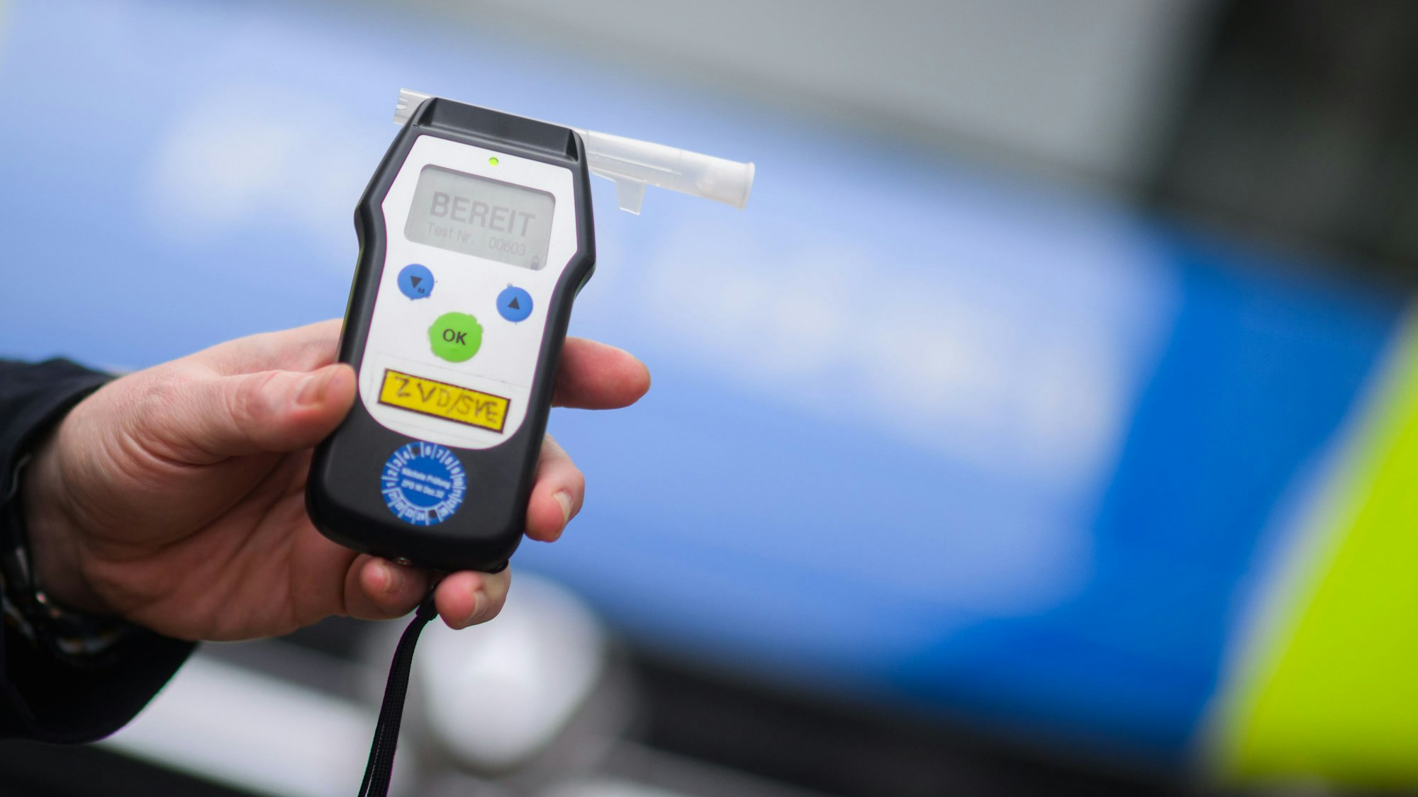 Ein Polizist zeigt einen Alkoholtest, mit dem Verkehrsteilnehmer auf ihre Fahrtüchtigkeit hin überprüft werden können.