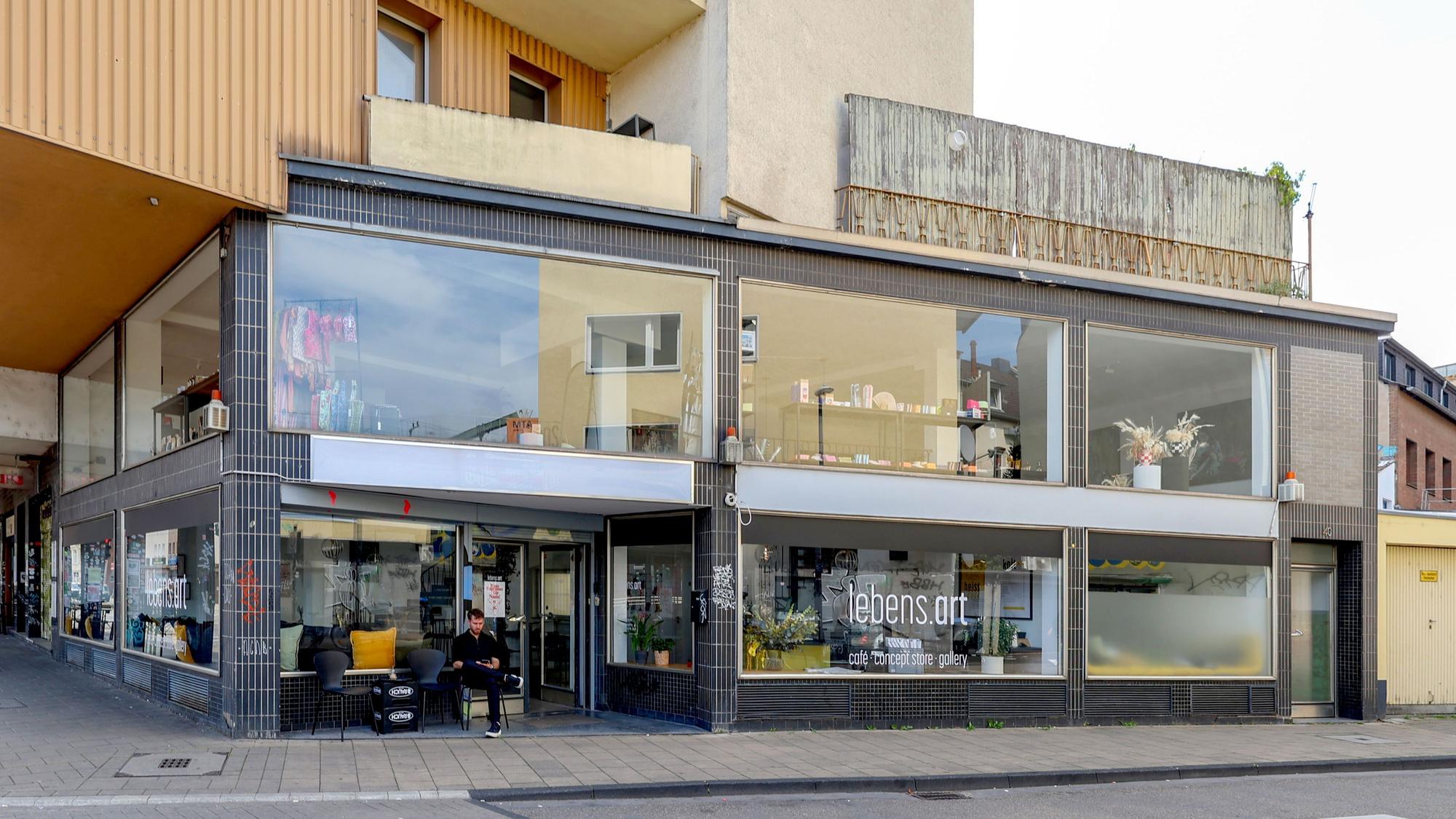 Das Bild zeigt das Café von außen.