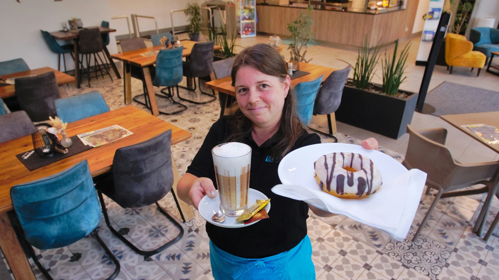 Donut und Latte Macchiato gefällig? Tina Ley-Kaupp führt in Waldbröl das Balneo-Bistro seit Januar 2023.