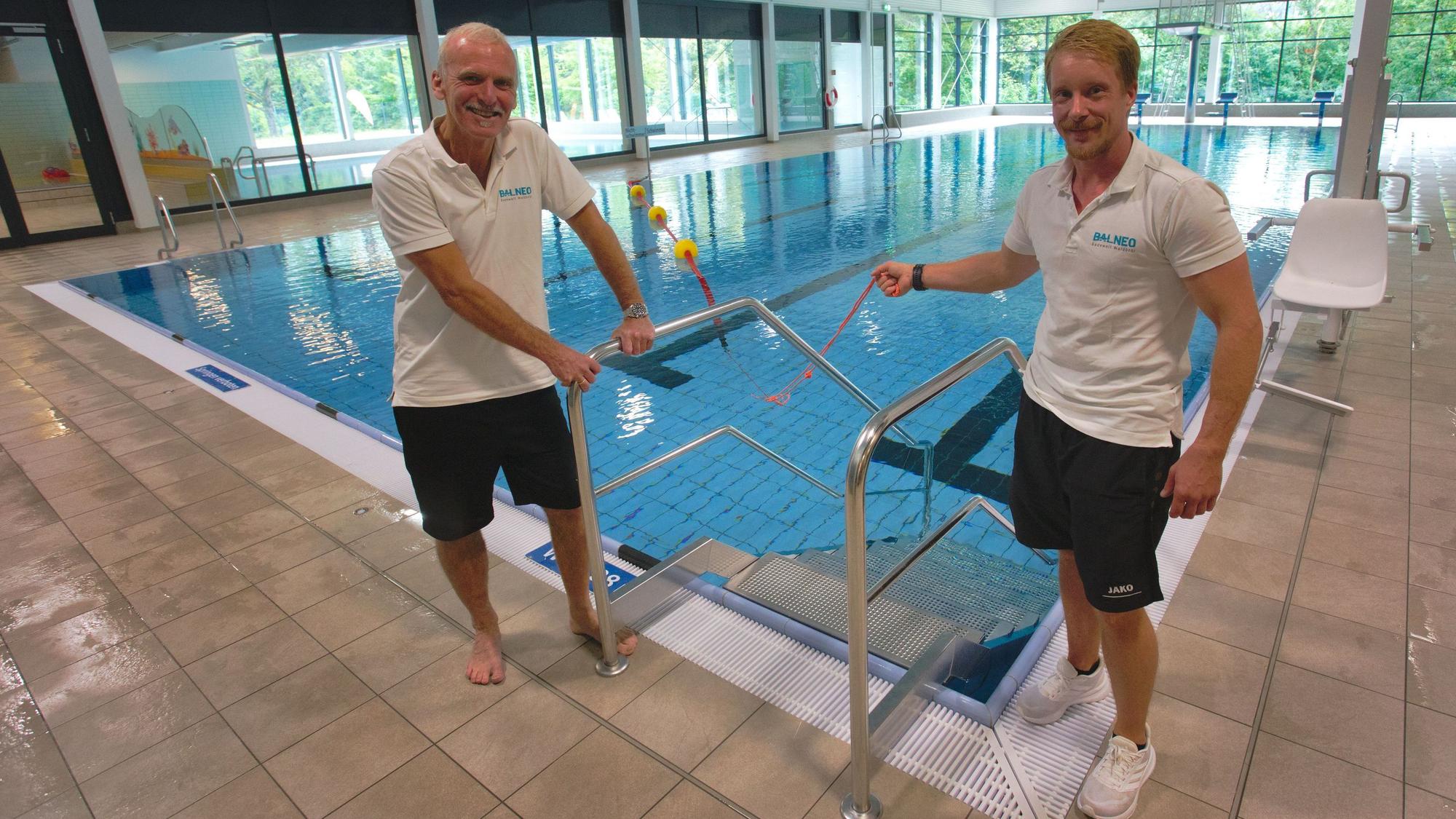 Neu im Team hinter der Balneo-Badewelt in Waldbröl ist der ehrenamtliche Geschäftsführer Jochen Gran (l.). Der frühere Geistliche geht Betriebsleiter Marc Schneidereit gern zur Hand.