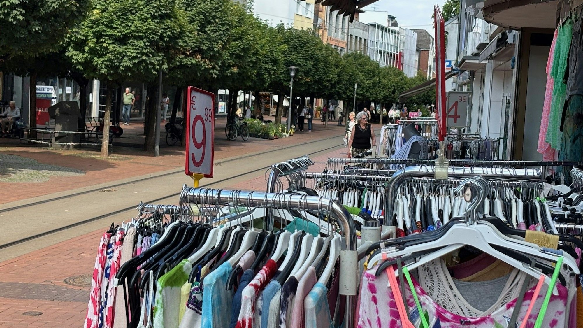 Auf dem Bild ist eine Einkaufsstraße zu sehen.