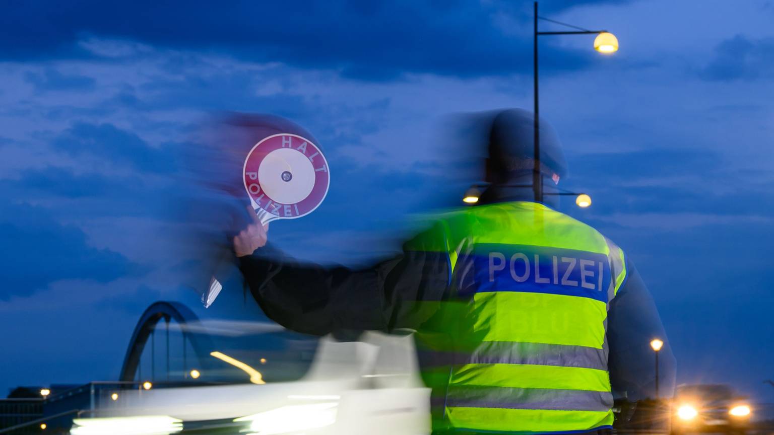 Der Verkehr an den deutschen Außengrenzen wird strenger kontrolliert, um illegale Einwanderung einzudämmen.
