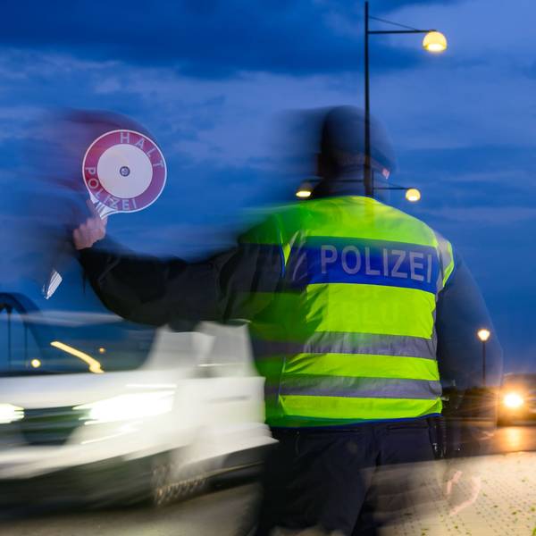 Der Verkehr an den deutschen Außengrenzen wird strenger kontrolliert, um illegale Einwanderung einzudämmen.