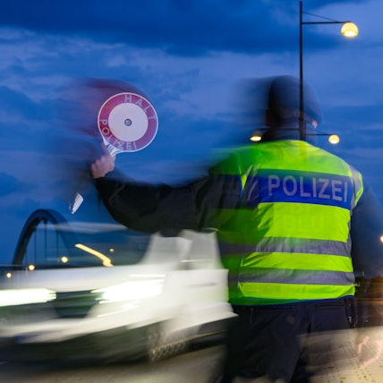 Der Verkehr an den deutschen Außengrenzen wird strenger kontrolliert, um illegale Einwanderung einzudämmen.
