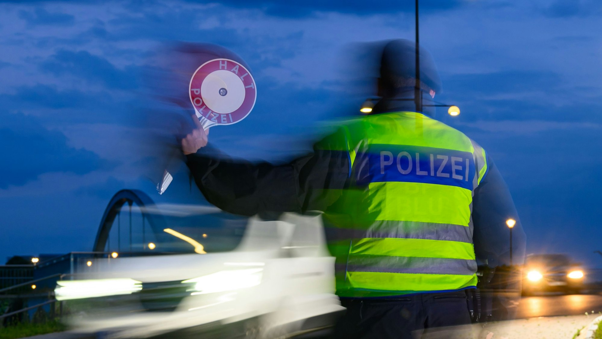 Der Verkehr an den deutschen Außengrenzen wird strenger kontrolliert, um illegale Einwanderung einzudämmen.