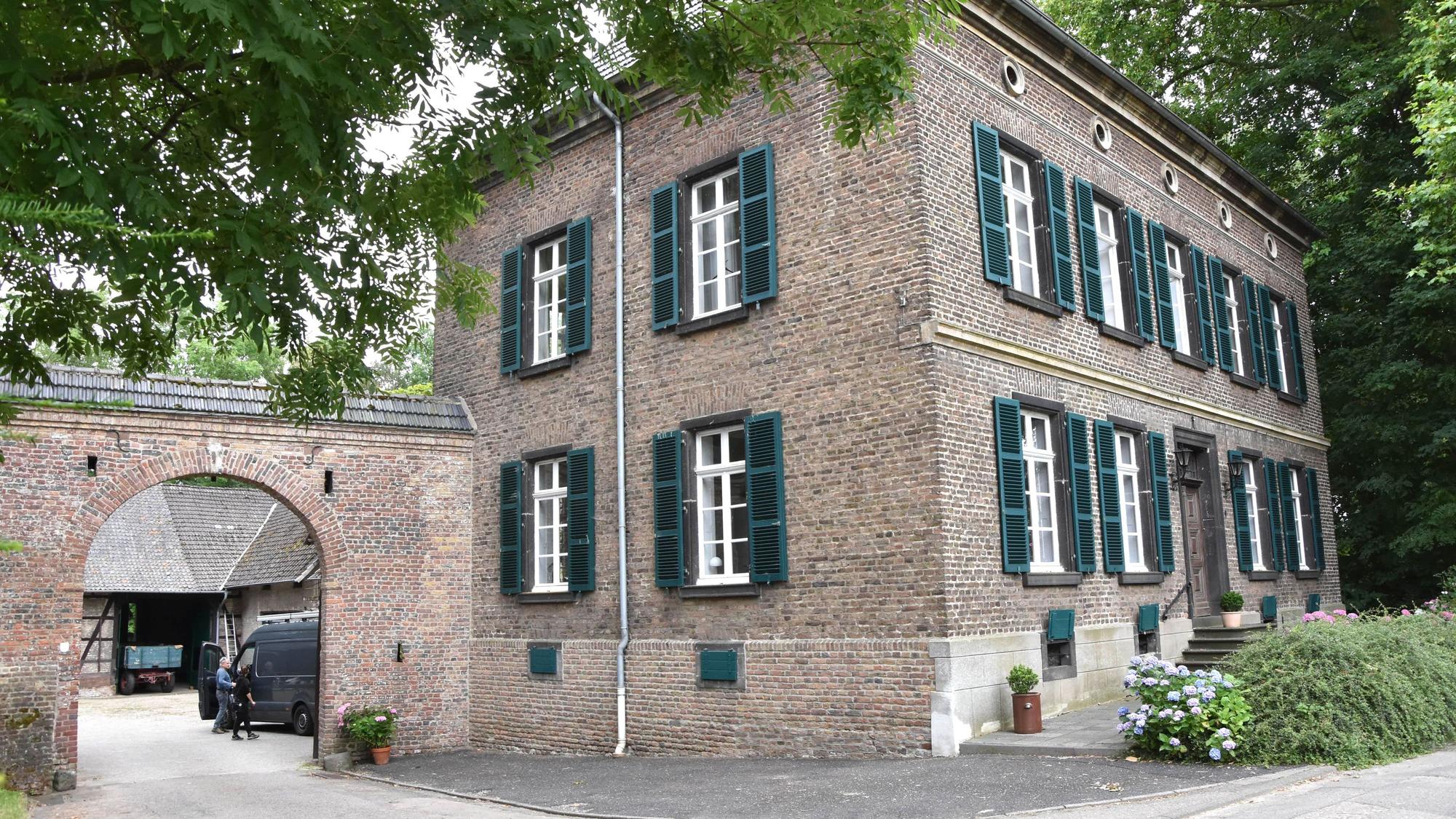 Zu sehen ist ein Backsteinhaus an einer Straße.