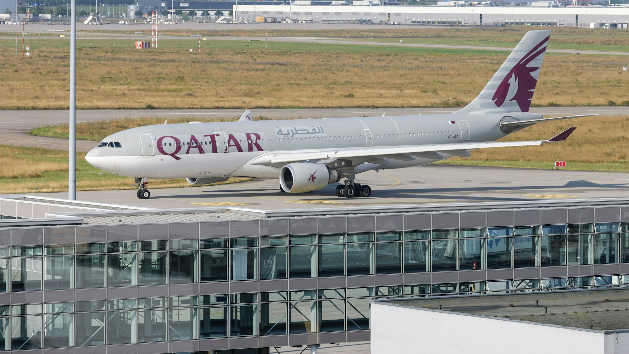 Ein Flugzeug der Qatar Airways rollt über das Vorfeld vom Flughafen Leipzig/Halle. Wie eine Sprecherin des Bundesinnenministeriums bestätigte, startet das Flugzeug vom Flughafen in Leipzig aus mit 81 Menschen an Bord.