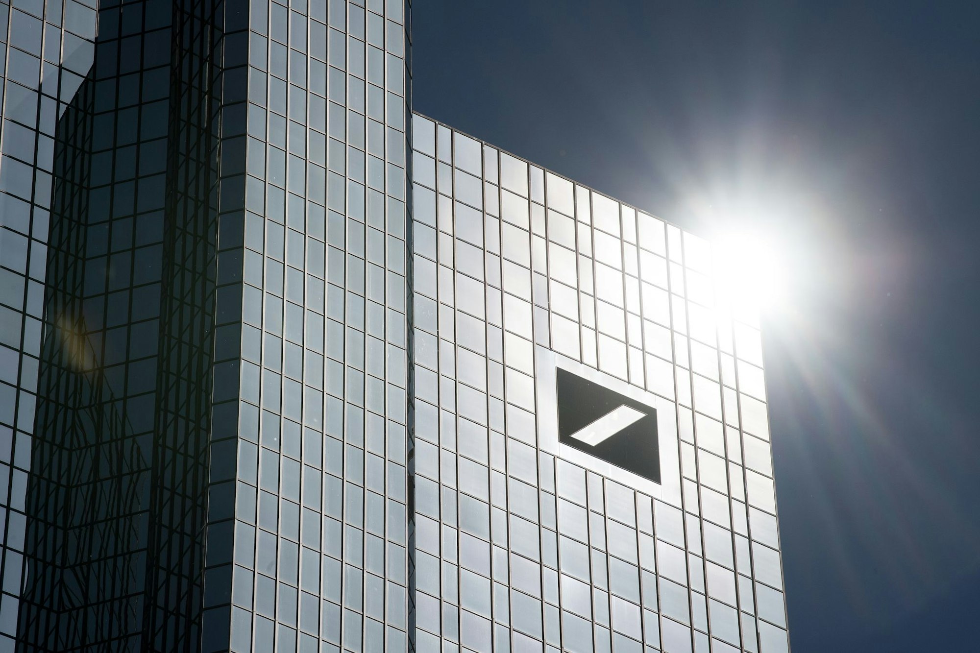Die Deutsche Bank hat ihr Netz an Geldautomaten auf Vordermann gebracht (Archivbild)