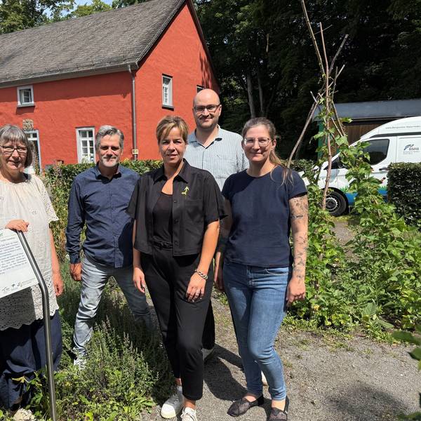 Christine Wosnitza, Marc Zimmermann, Mona Neubaur, Matthias Wirtz-Amling und Sarah Hanuschik stehen im Klassenzimmer der Biologischen Station Oberberg.