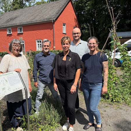 Christine Wosnitza, Marc Zimmermann, Mona Neubaur, Matthias Wirtz-Amling und Sarah Hanuschik stehen im Klassenzimmer der Biologischen Station Oberberg.