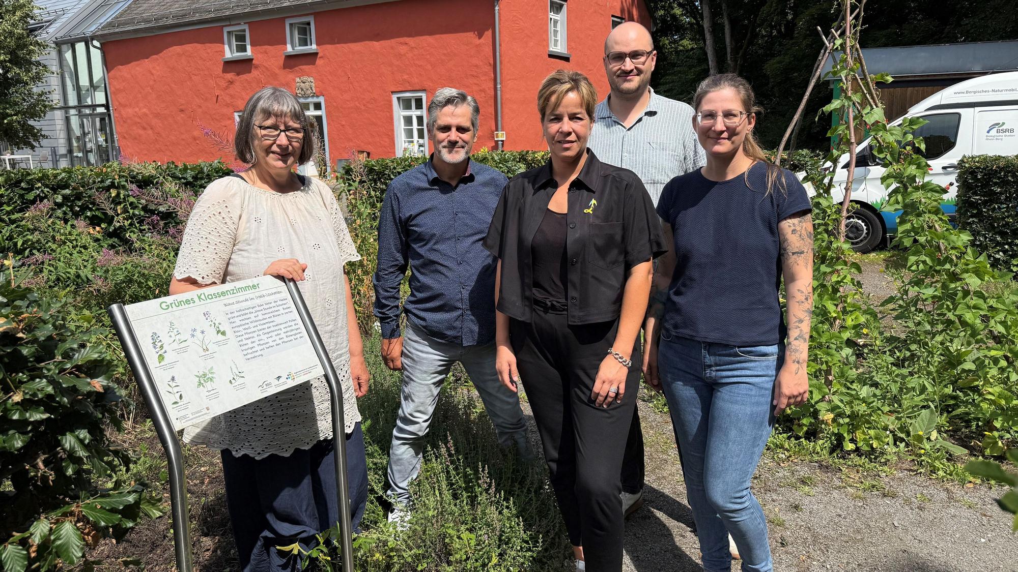 Christine Wosnitza, Marc Zimmermann, Mona Neubaur, Matthias Wirtz-Amling und Sarah Hanuschik stehen im Klassenzimmer der Biologischen Station Oberberg.