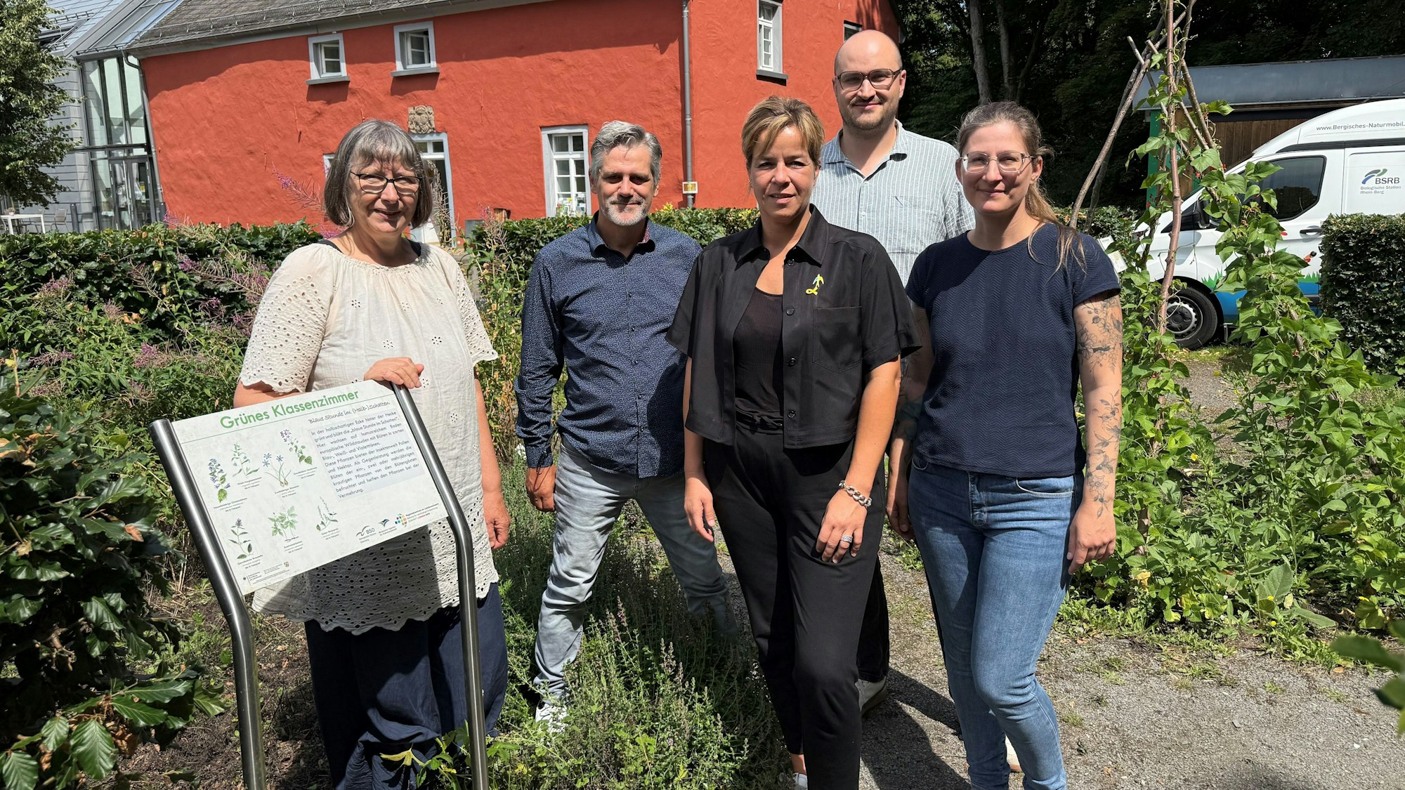 Christine Wosnitza, Marc Zimmermann, Mona Neubaur, Matthias Wirtz-Amling und Sarah Hanuschik stehen im Klassenzimmer der Biologischen Station Oberberg.