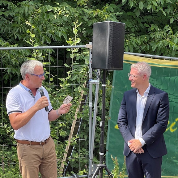 Rösraths Altbürgermeister Marcus Mombauer (CDU) wünscht Yannick Steinbach, Bürgermeisterkandidat von SPD und Fors-Park, „viel Glück“.