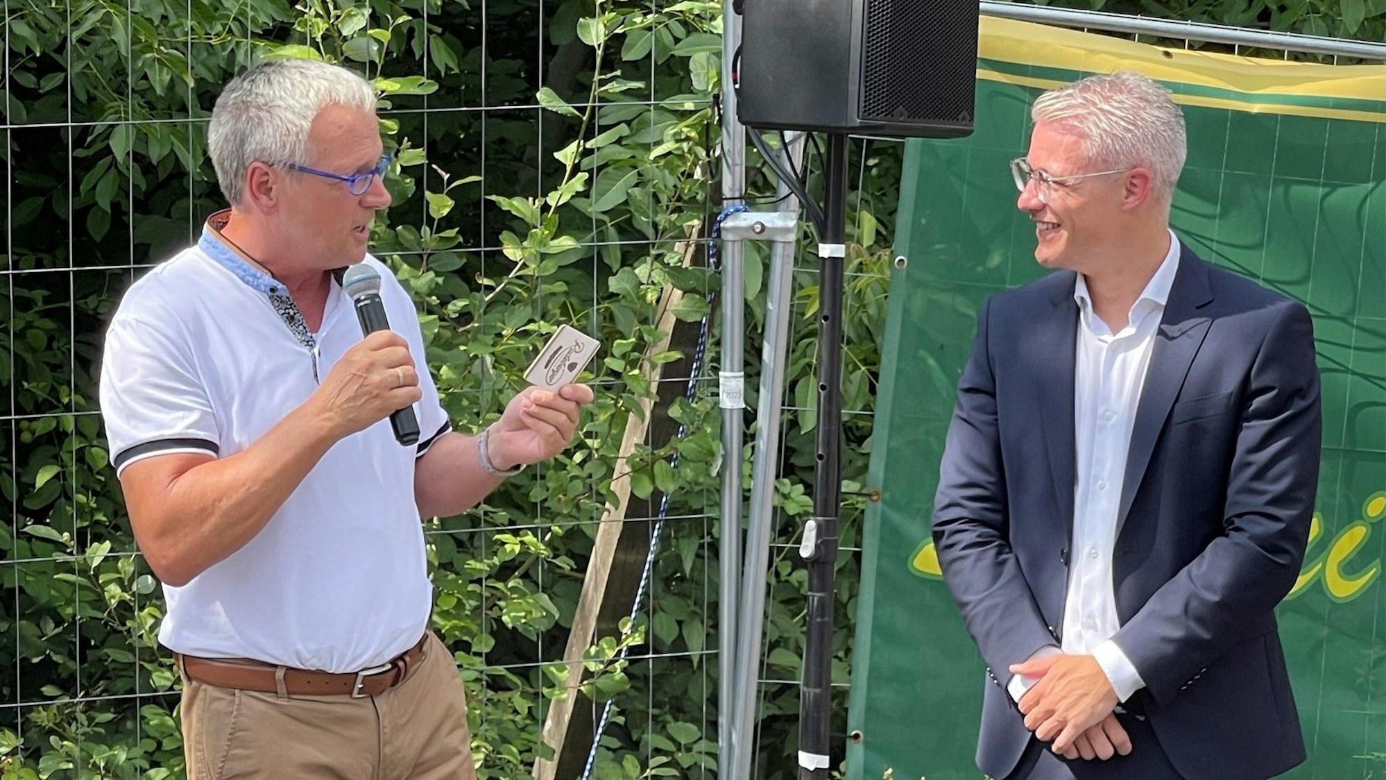 Rösraths Altbürgermeister Marcus Mombauer (CDU) wünscht Yannick Steinbach, Bürgermeisterkandidat von SPD und Fors-Park, „viel Glück“.
