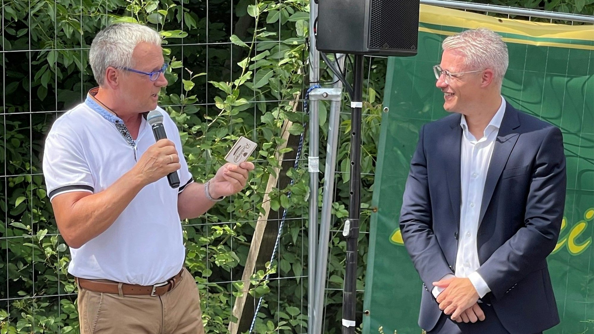 Rösraths Altbürgermeister Marcus Mombauer (CDU, links) sorgte mit seiner Unterstützung für Yannick Steinbach, Bürgermeisterkandidat von SPD und Fors-Park, auf Aufmerksamkeit.