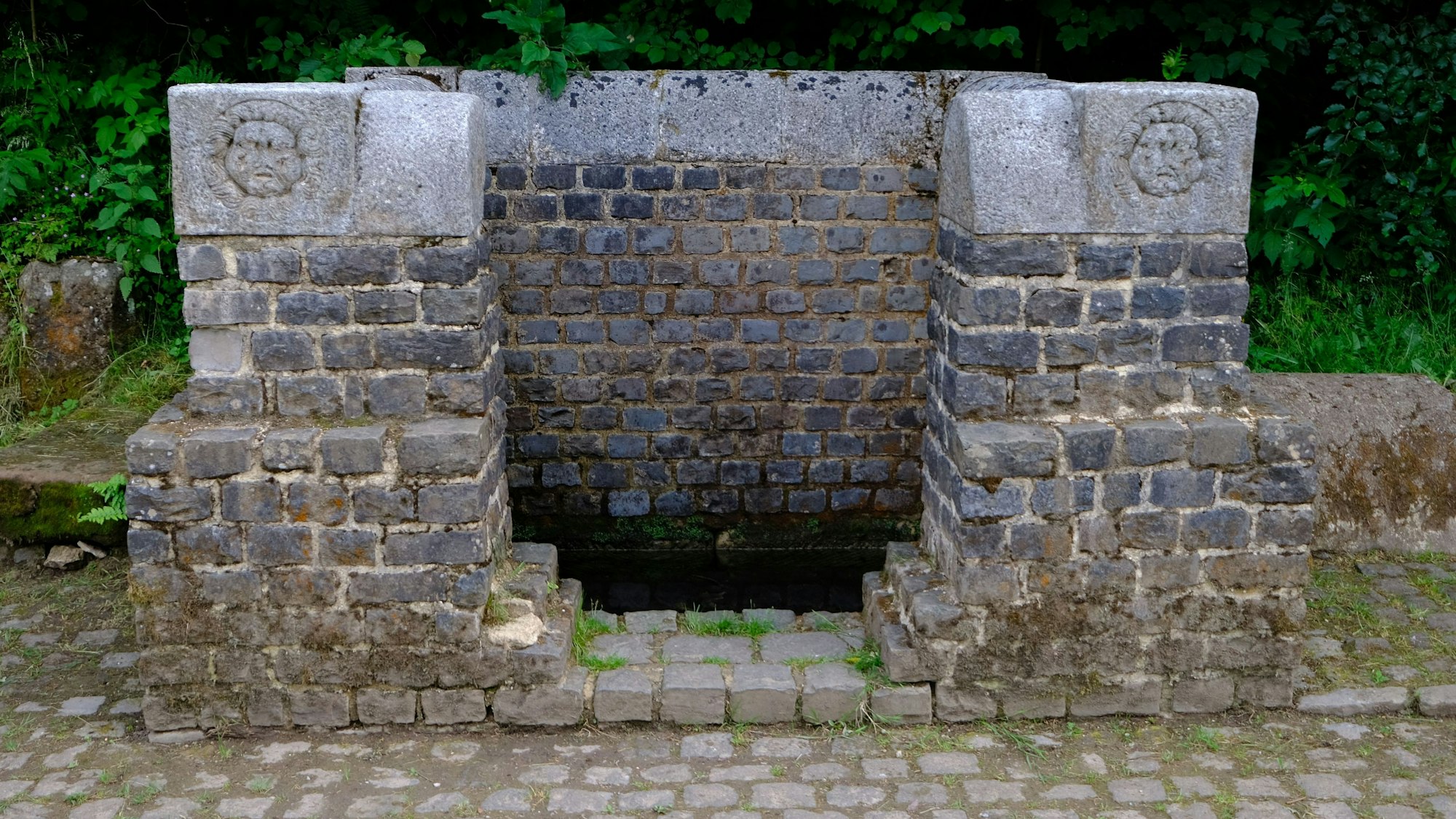 Quellfassung am Grüner Pütz im Urfttal bei Nettersheim, Beginn der römischen Eifelwasserleitung nach Köln.
