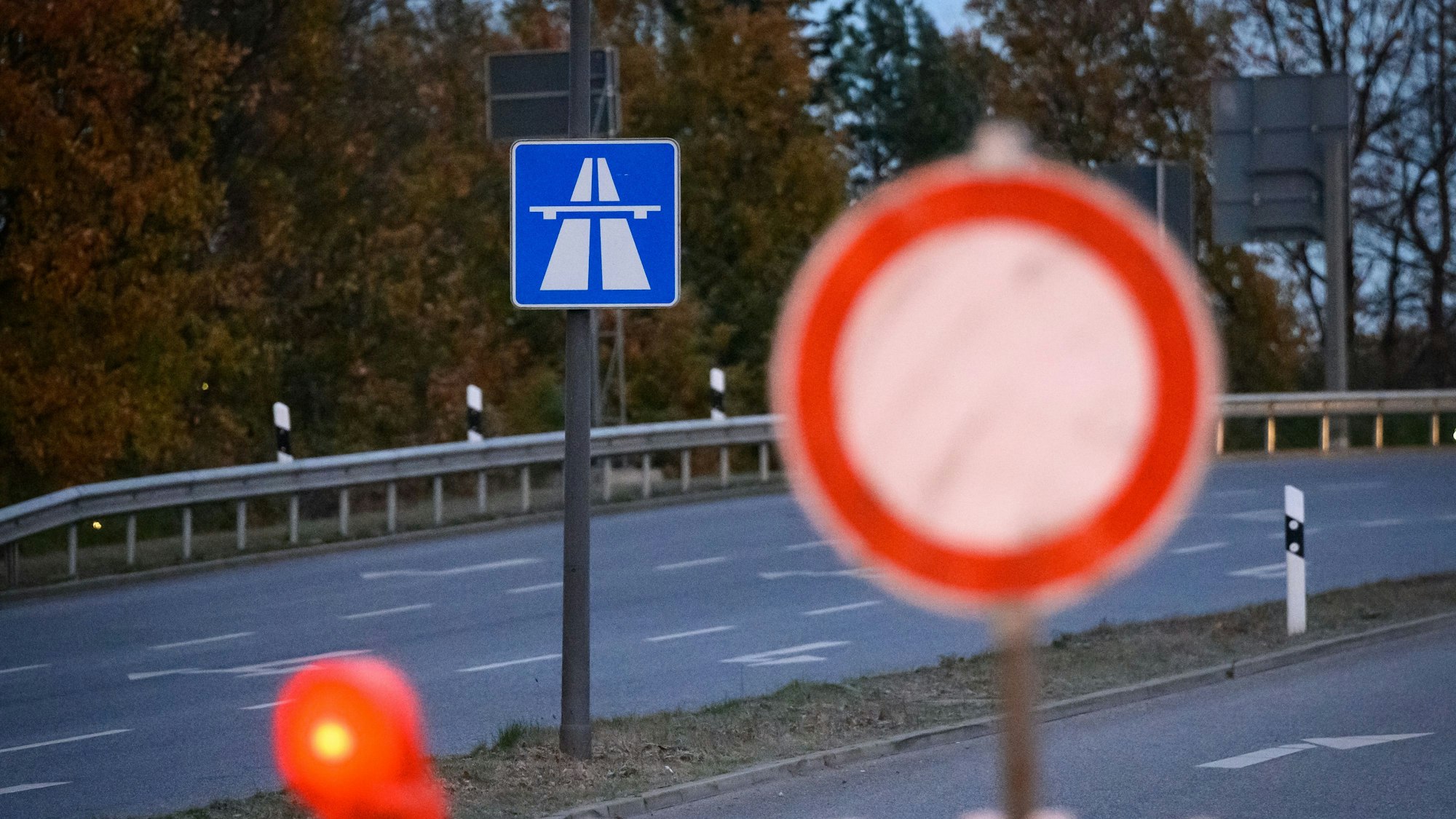 Schilder und Baken stehen während einer Sperrung an einer Autobahn-Anschlussstelle.