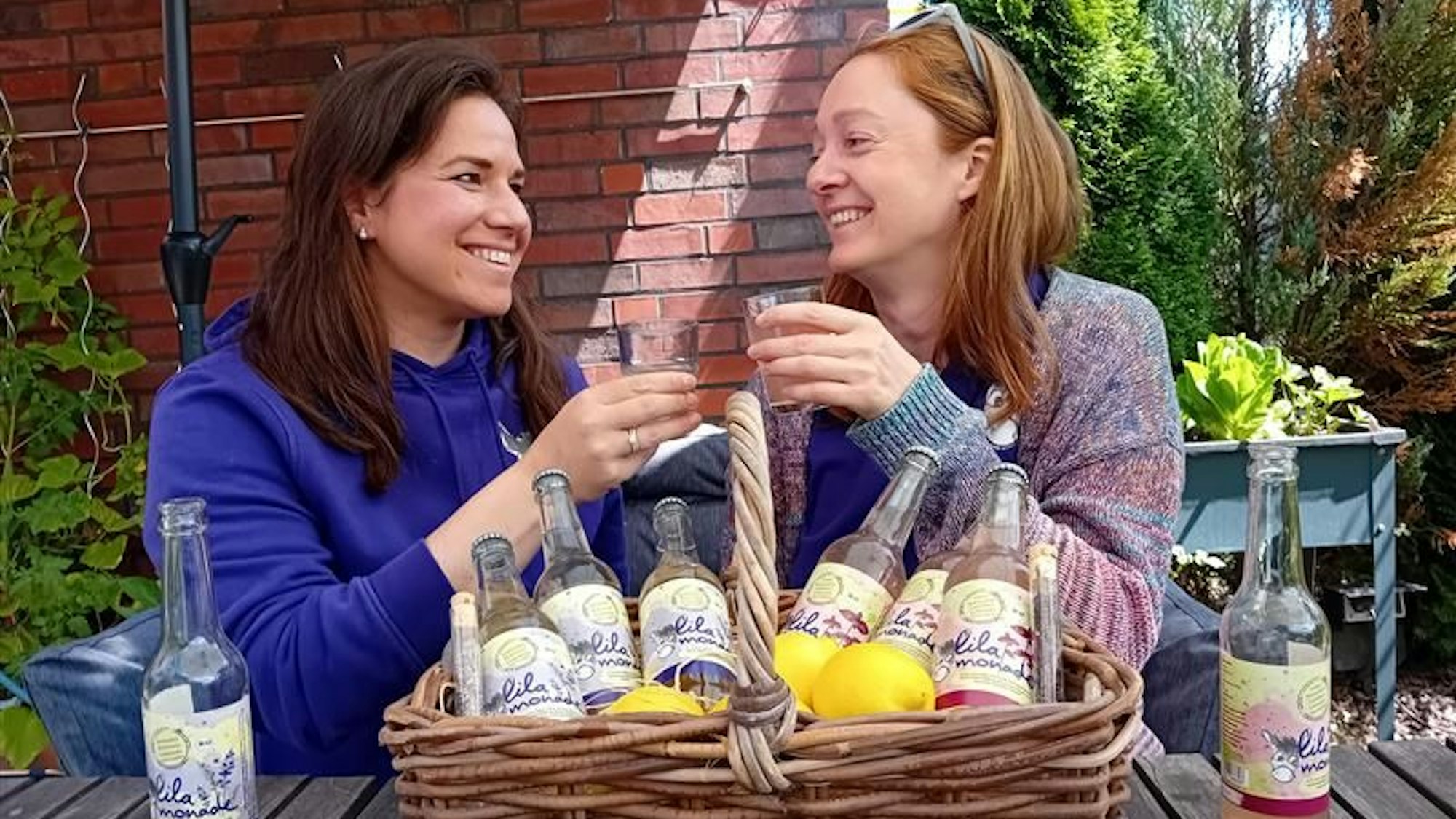 Sophie Vormweg und Jenny Skarlatos mit ihrer geliebten „LiLamonade“