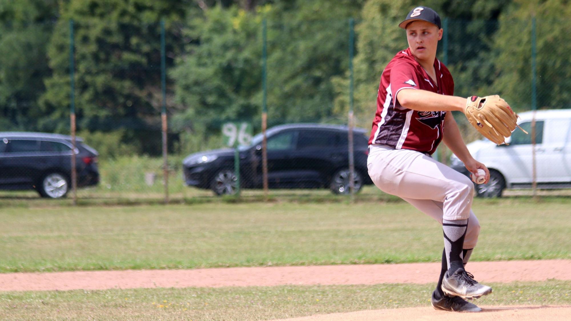 Baseballer Leon Heidemann beim Pitch.