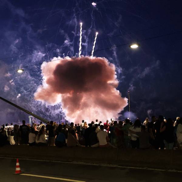 Ein Feuerwerkskörper explodiert in zu niedriger Höhe über Zuschauen beim Abschlussfeuerwerk der Rheinkirmes.