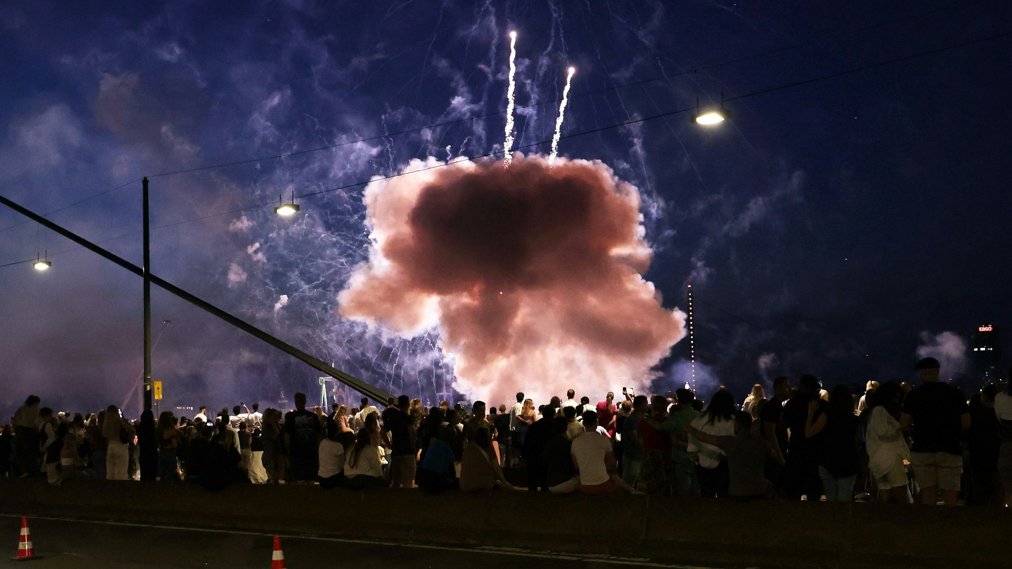 Ein Feuerwerkskörper explodiert in zu niedriger Höhe über Zuschauen beim Abschlussfeuerwerk der Rheinkirmes.