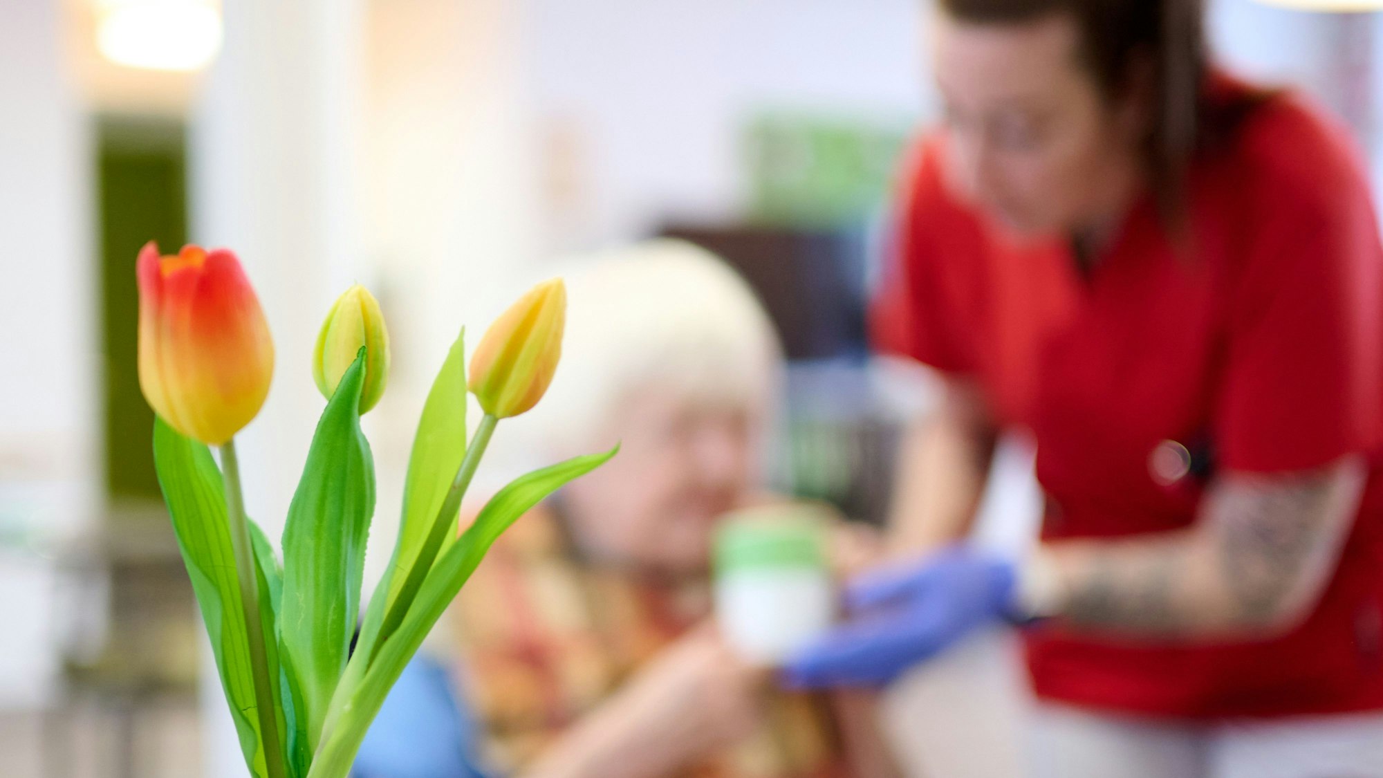 Oft erledigen in Kliniken überqualifizierte Kräfte einen Teil der Pflegearbeit. (Symbolbild)