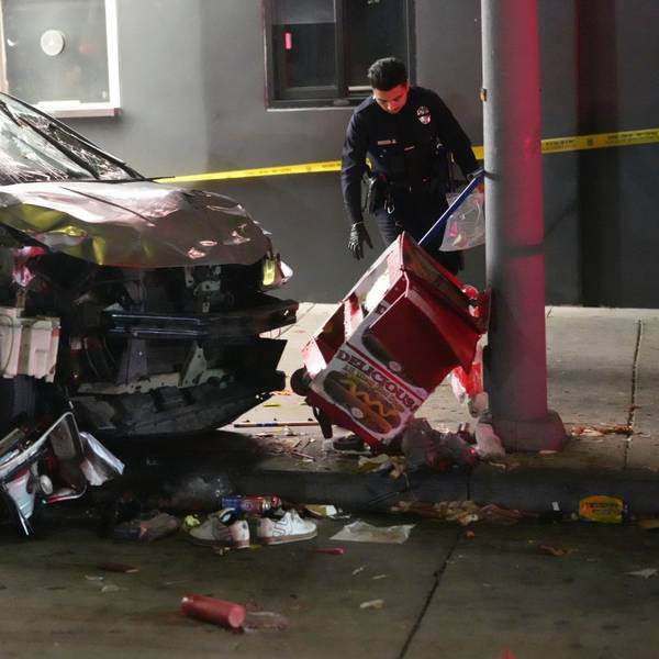 Ein Beamter untersucht das Unfallfahrzeug in Los Angeles.