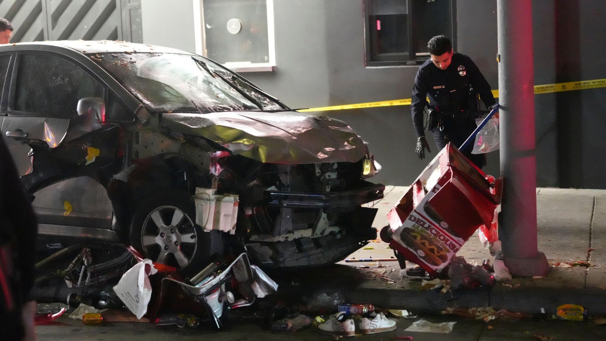 Ein Beamter untersucht das Unfallfahrzeug in Los Angeles.