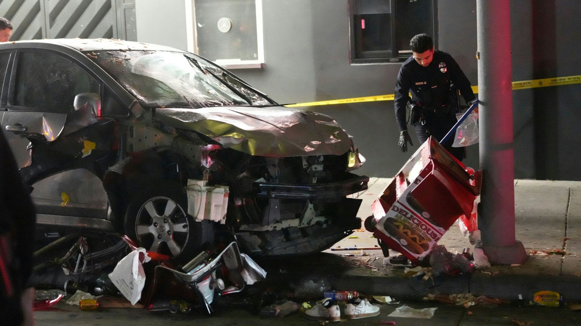 Ein Beamter untersucht das Unfallfahrzeug in Los Angeles.