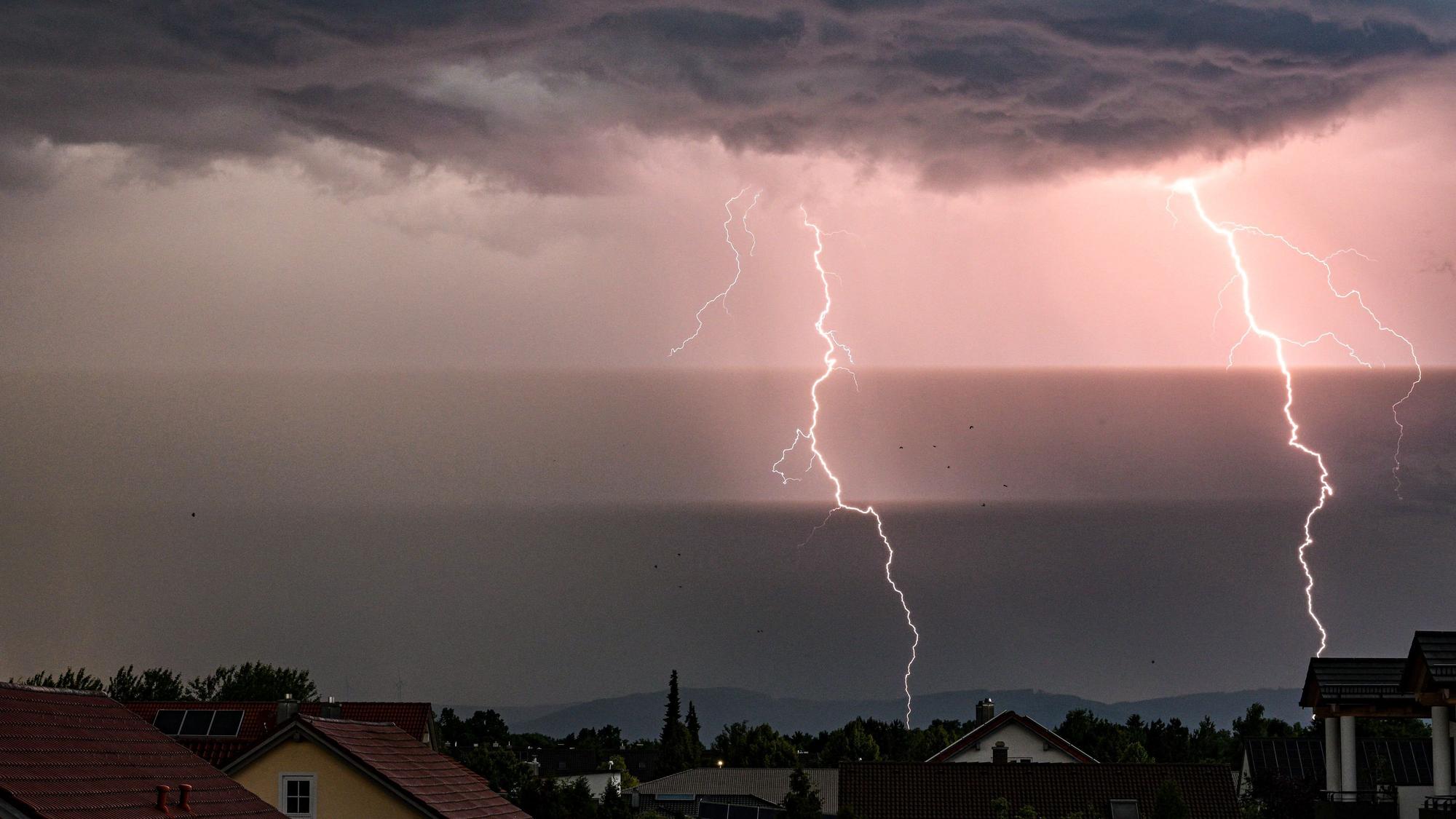 Blitze am dunklen Abendhimmel. (Symbolbild)