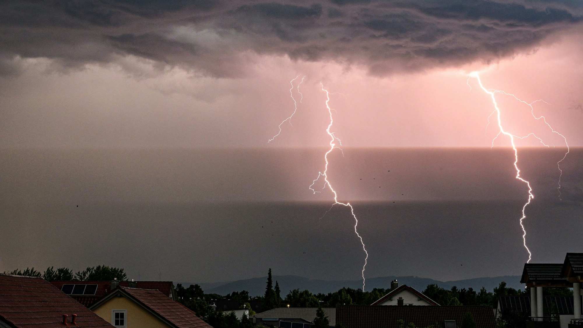 Blitze am dunklen Abendhimmel. (Symbolbild)