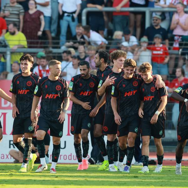 Fortuna Köln bejubelt den Ausgleichstreffer gegen den FC in letzter Minute
