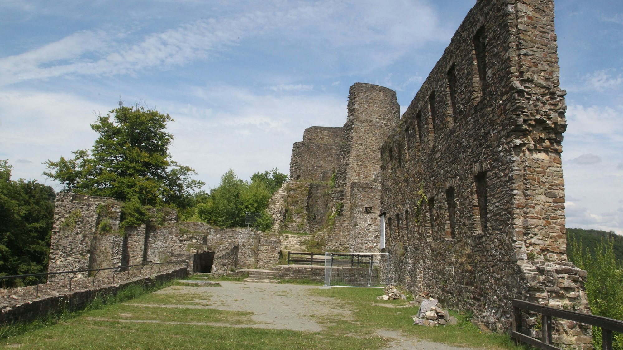 Die Burg Windeck. Unterhalb soll in Altwindeck das Dorf der Generationen entstehen.