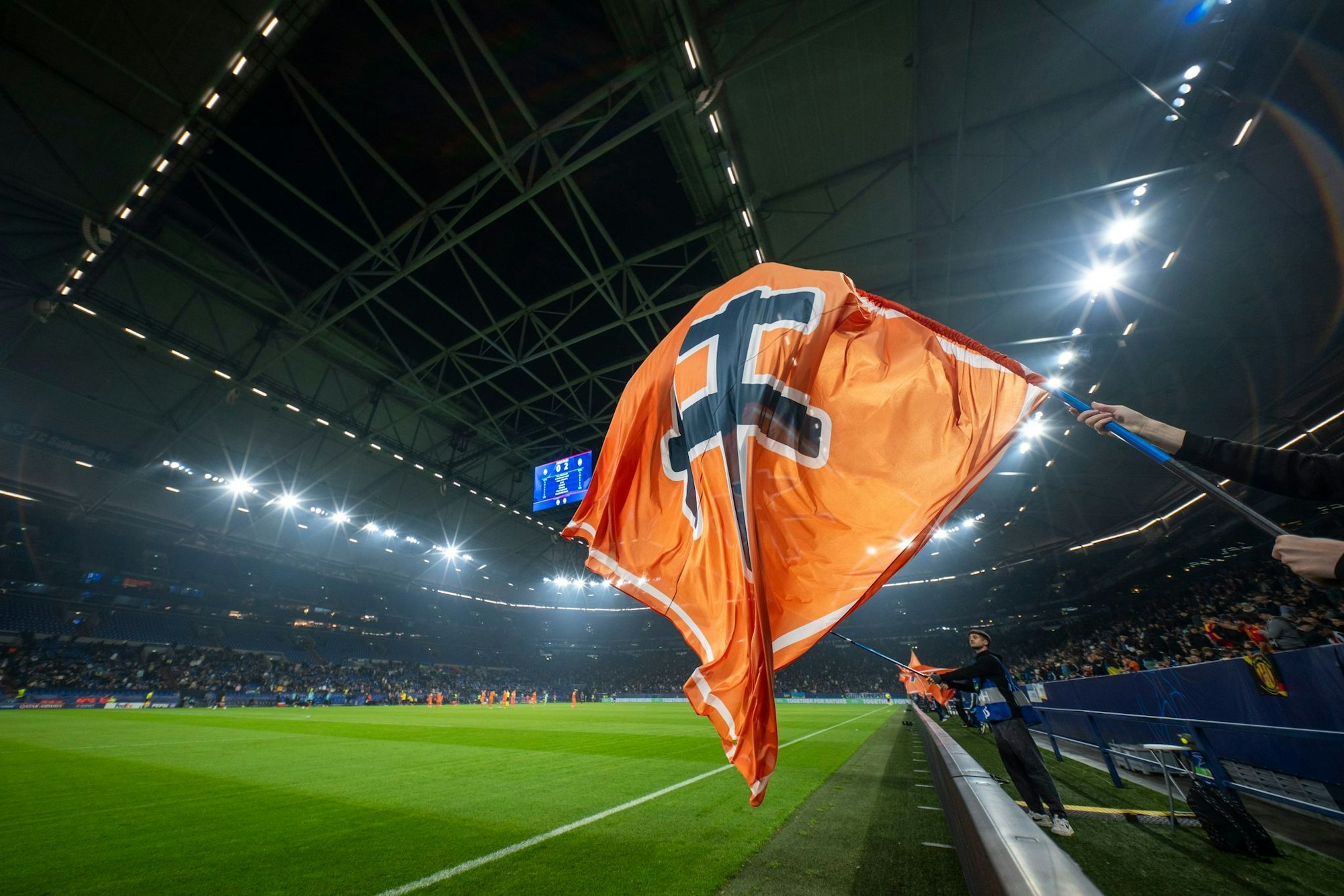 Die Farben von Schachtar in der Arena auf Schalke: Donezk hat seine vier Champions-League-Heimspiele der vergangenen Saison in Gelsenkirchen ausgetragen.