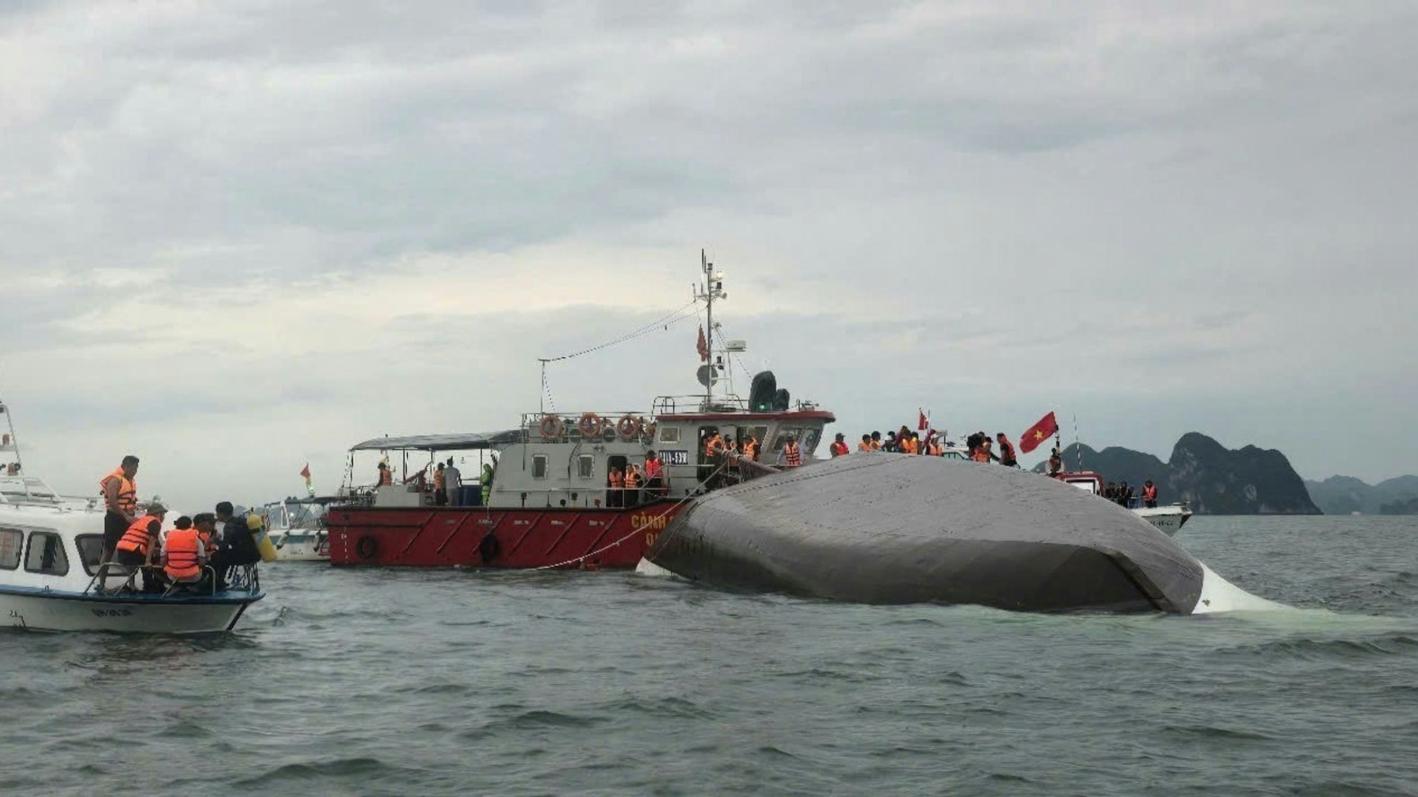 Mindestens 18 Menschen sind bei dem Bootsunglück in der Halong-Bucht gestorben. Rettungskräfte suchen nach weiteren Vermissten.