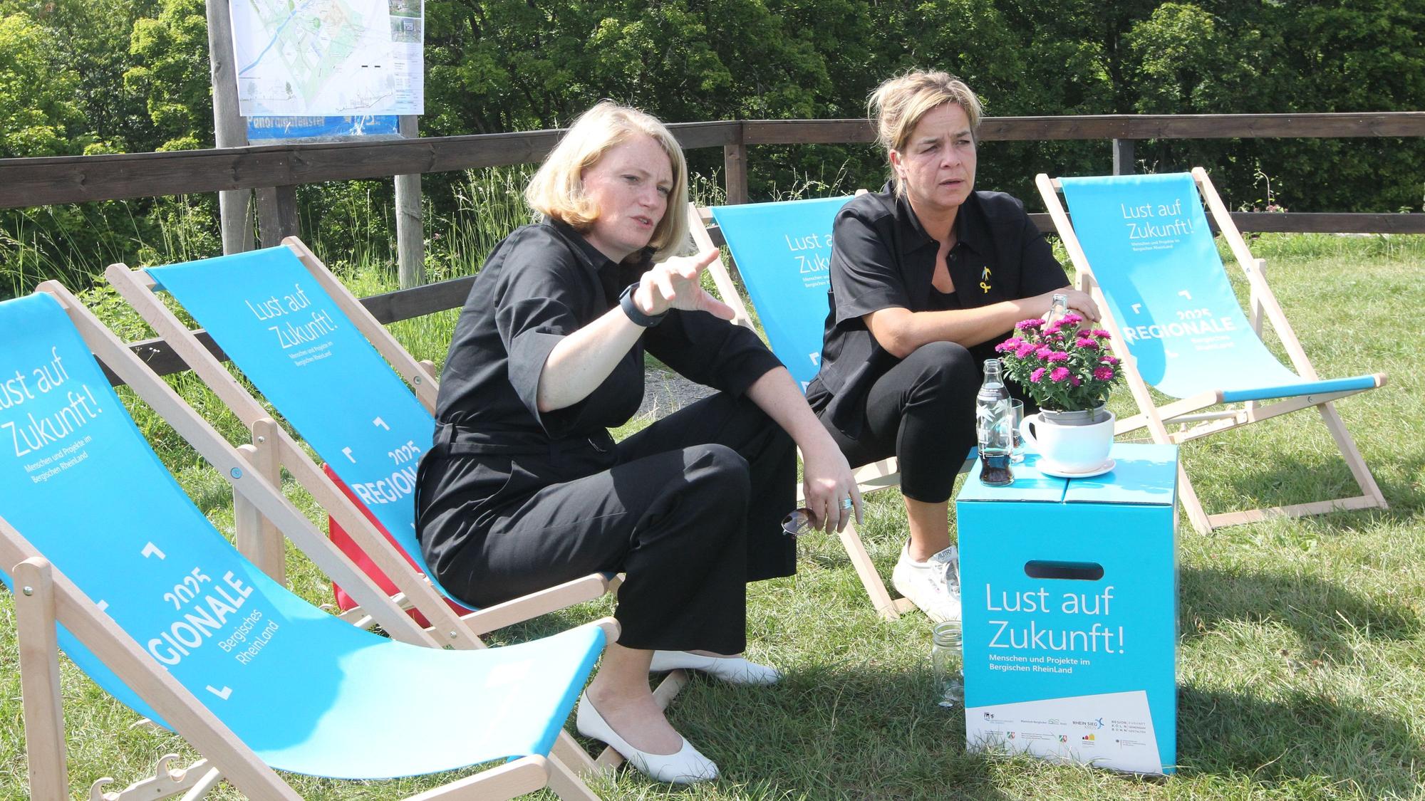 NRW-Ministerin Mona Neubaur (rechts) zu Gast bei Alexandra Gauß, Bürgermeisterin von Windeck, auf der Burg Windeck.