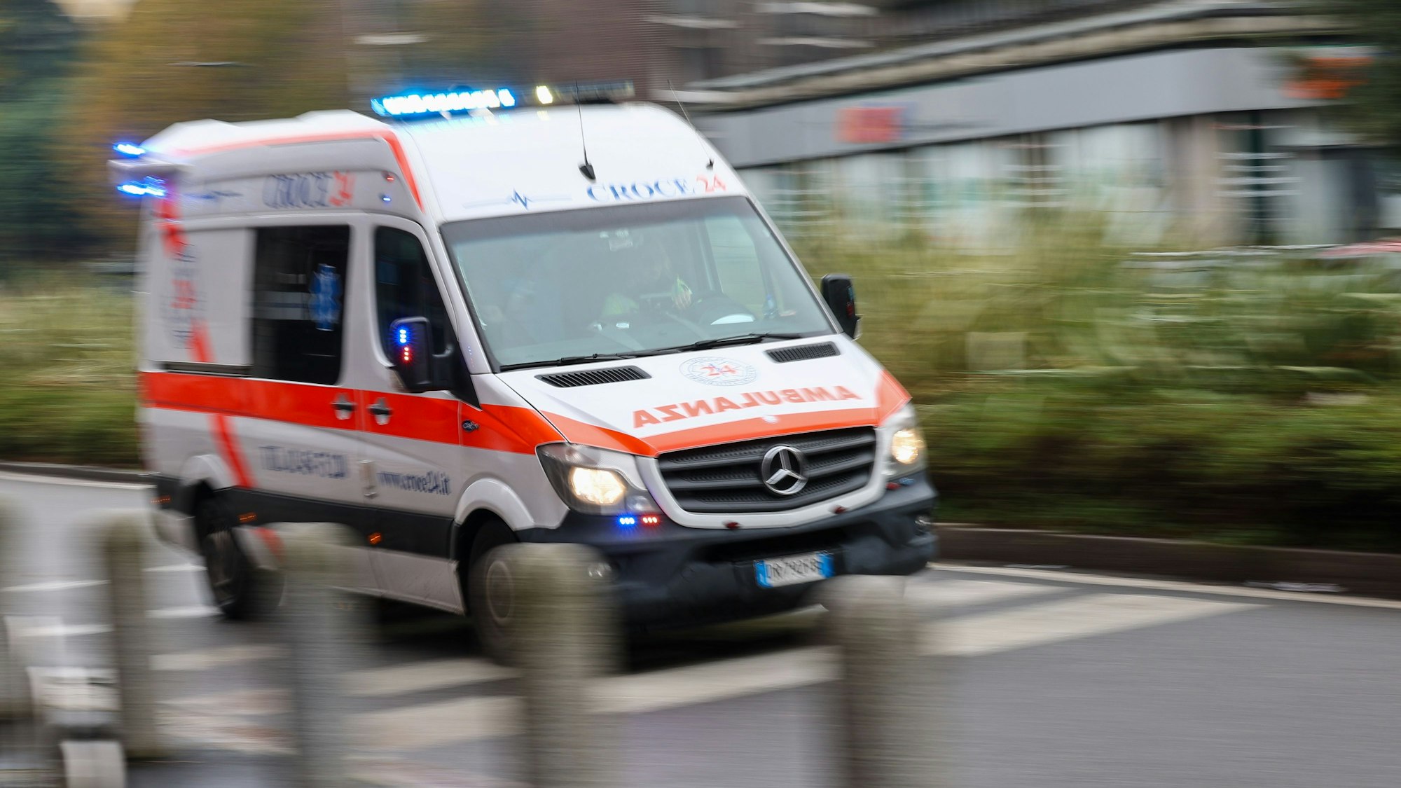 Ein italienischer Rettungswagen fährt mit Blaulicht durch eine Stadt. (Symbolbild)
