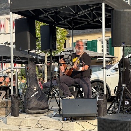 Das Foto zeigt Mathias Nelles bei seinem Auftritt auf dem Wipperfürther Musiksommer 2025