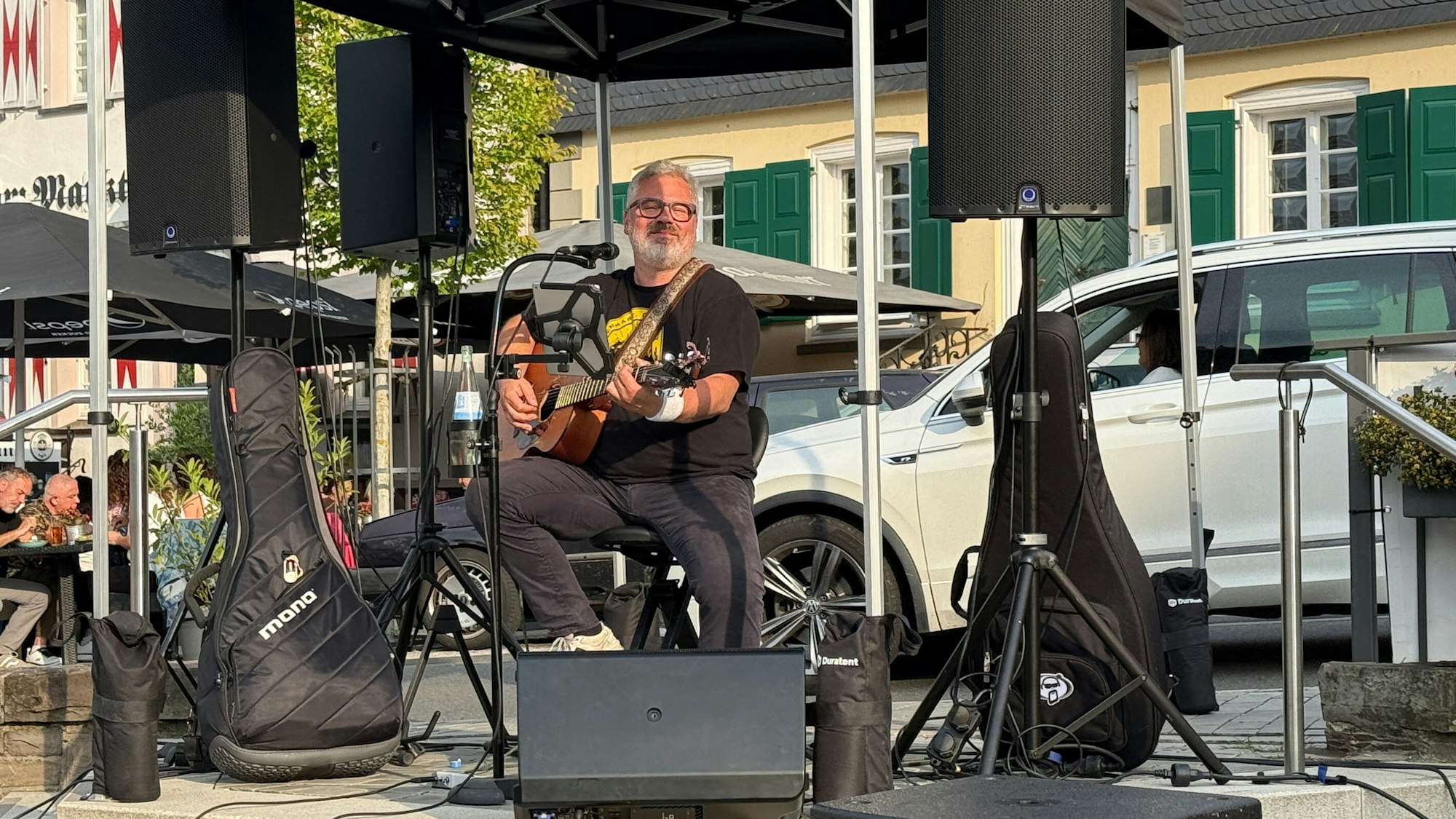 Das Foto zeigt Mathias Nelles bei seinem Auftritt auf dem Wipperfürther Musiksommer 2025