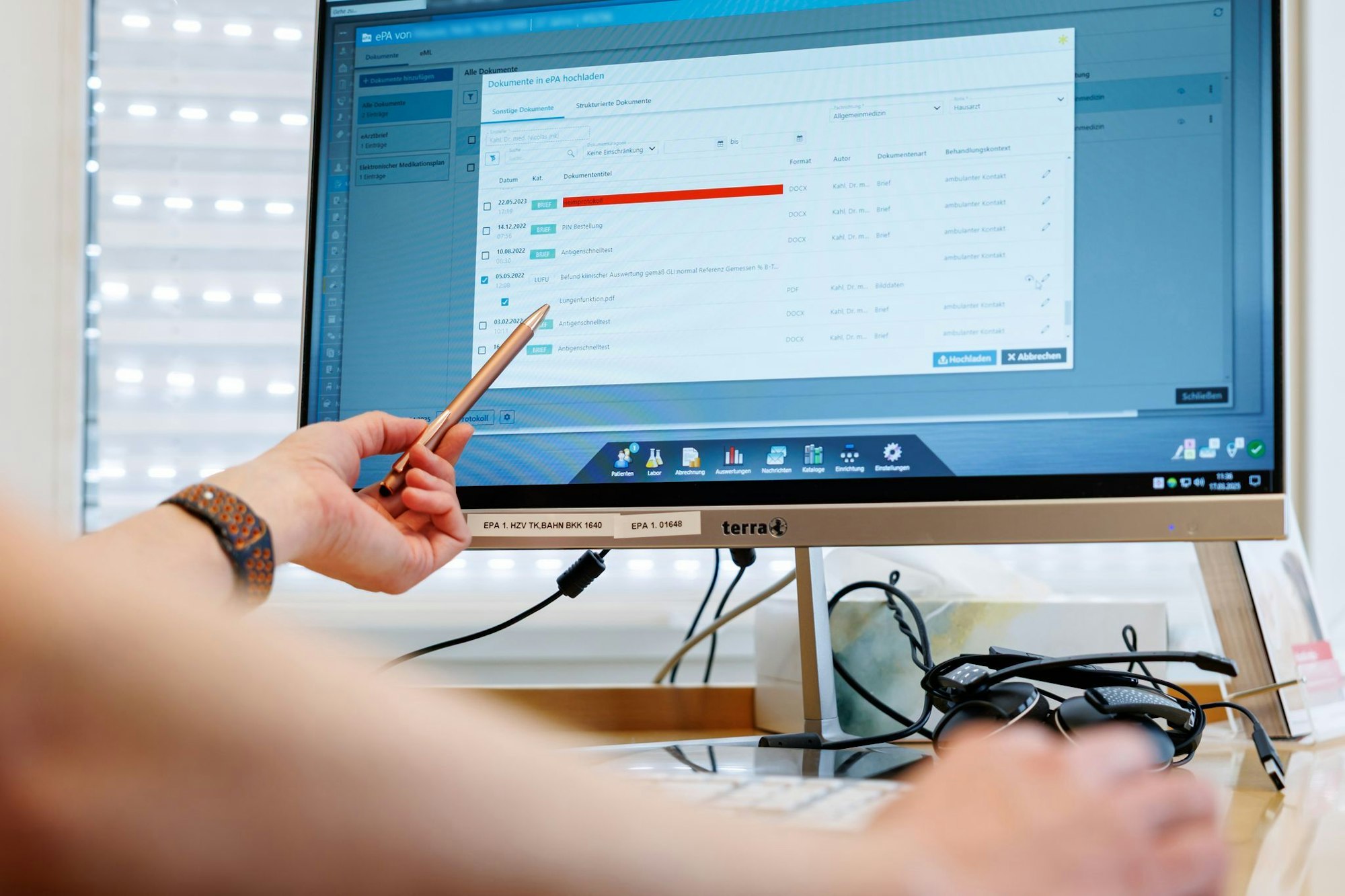 Patienten können in der E-Akte selber sehen, was Ärzte eintragen. (Archivbild)