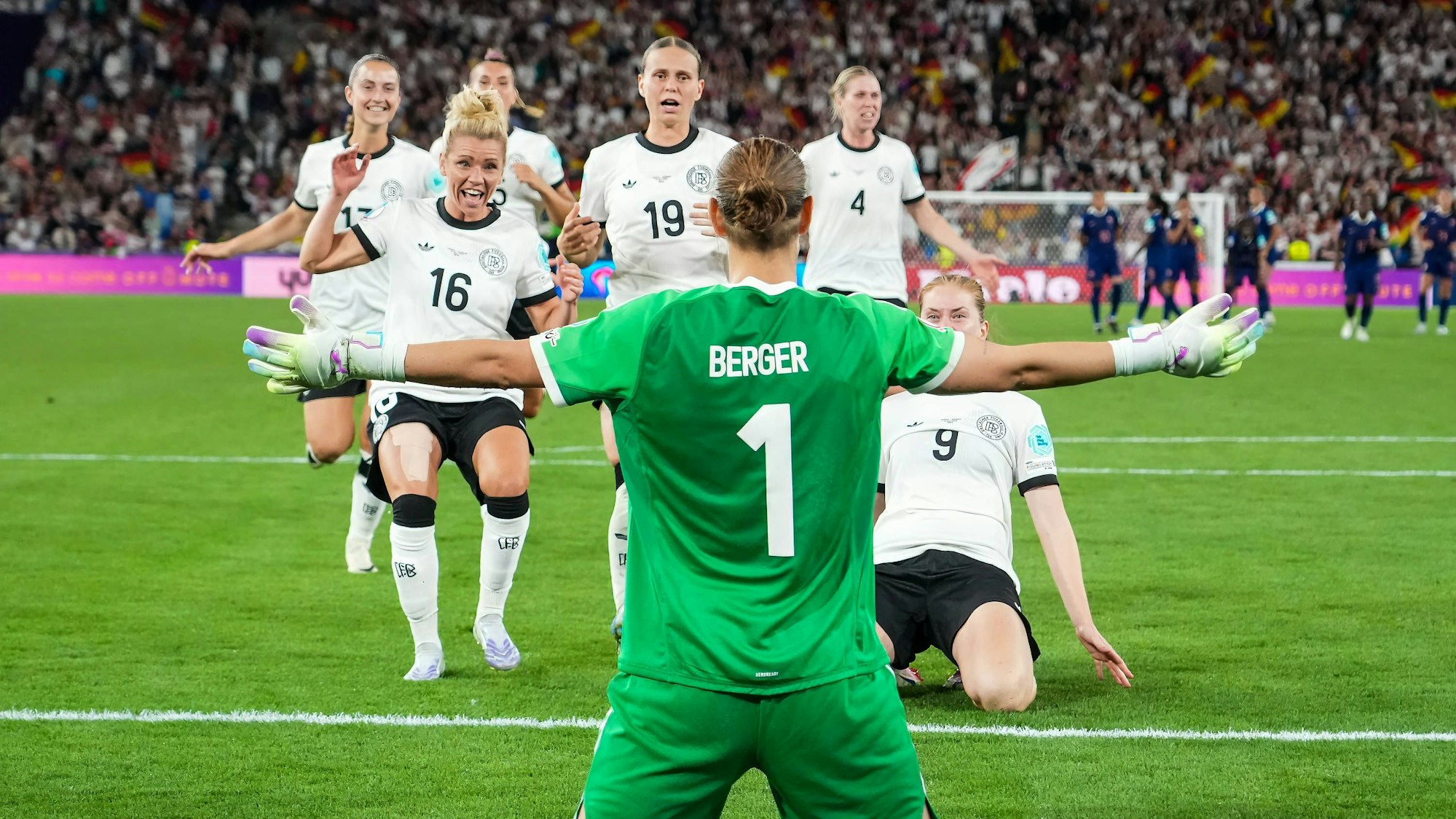 Torfrau Ann-Katrin Berger avancierte nicht erst im Elfmeterschießen zur besten Spielerin auf dem Platz.