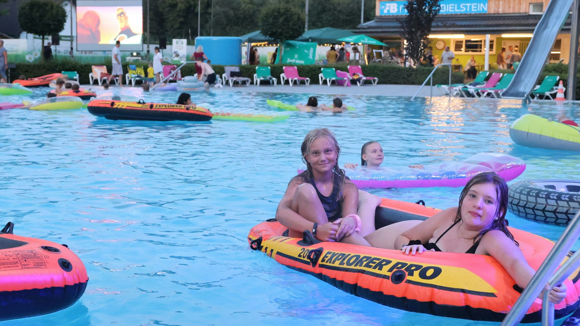 Zwei Mädchen in einem Boot.