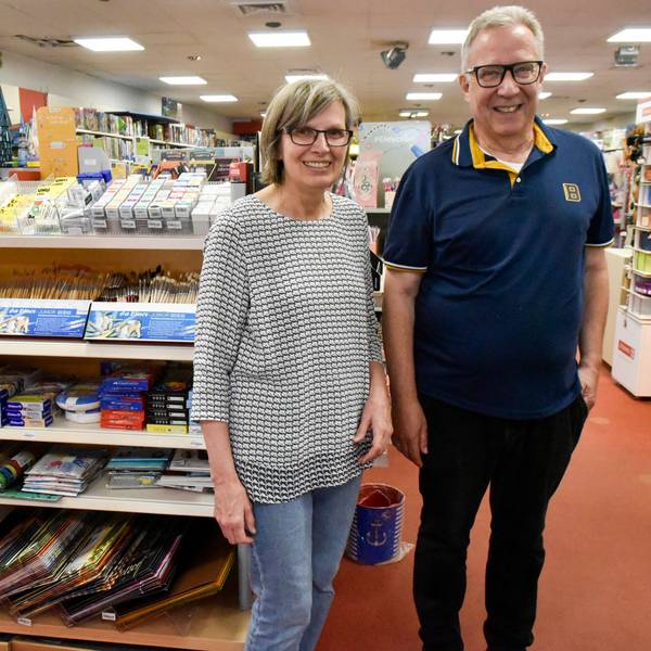 Eine Frau und ein Mann stehen in einem Laden.