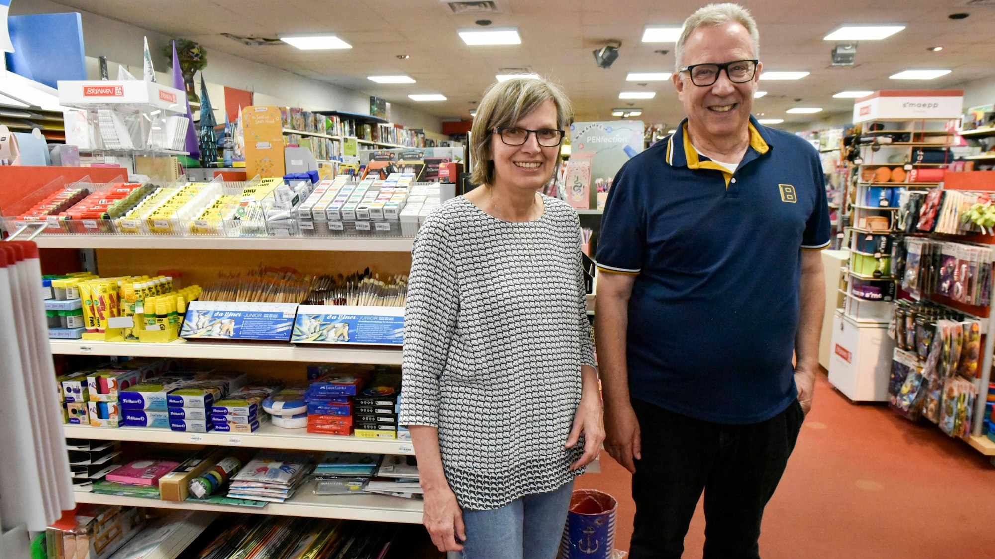Eine Frau und ein Mann stehen in einem Laden.