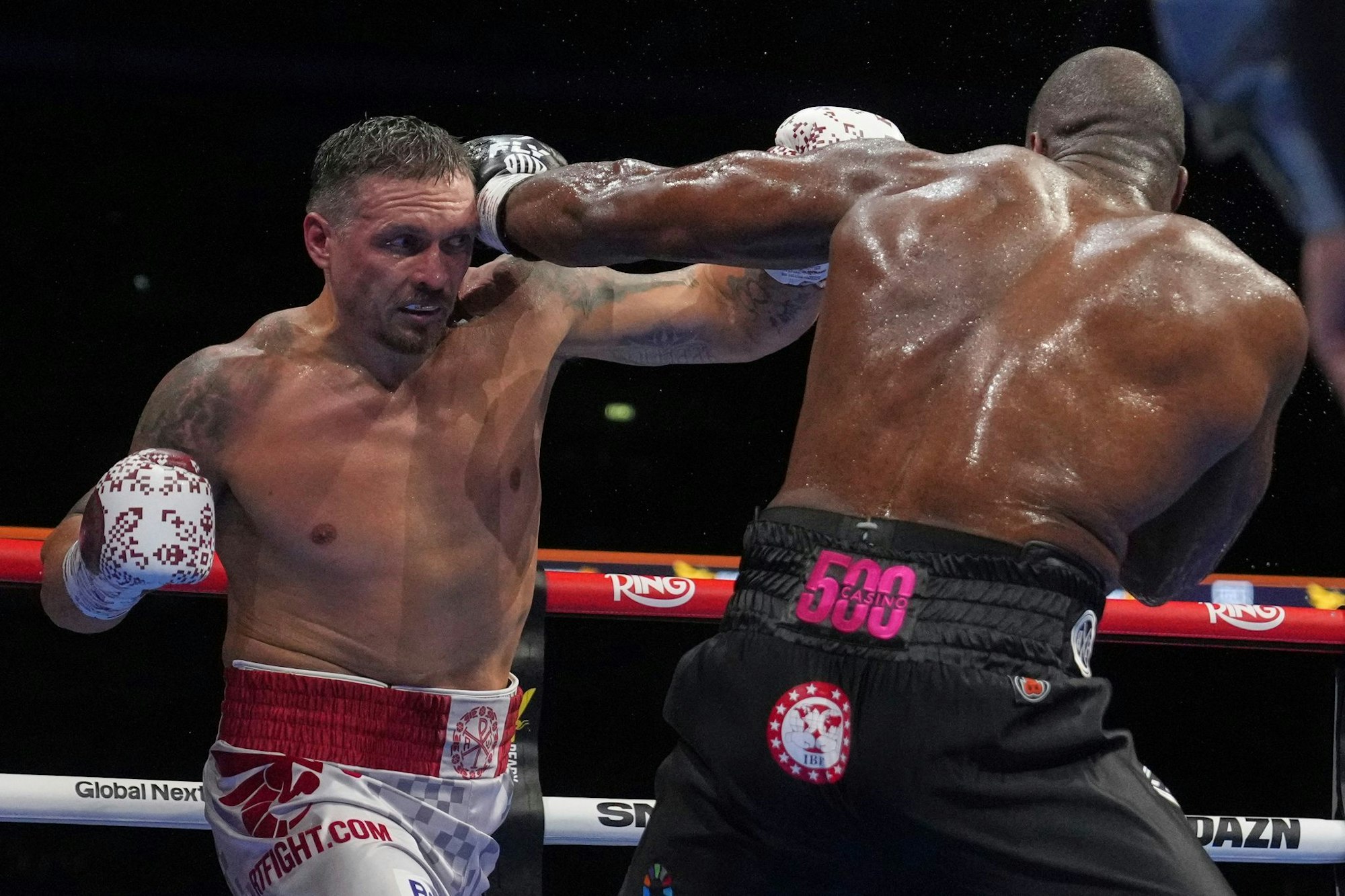Usyk (l.) gewann den Kampf in der fünften Runde durch K.-o.