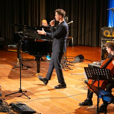 Das Foto zeigt drei einen Auftritt  beim  Konzert Classic meets Rock