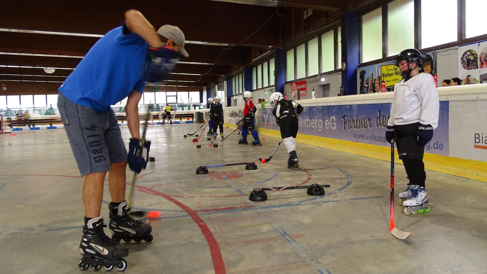Das Foto zeigt das Sommertraining der Wiehl Penguins auf Inlinern