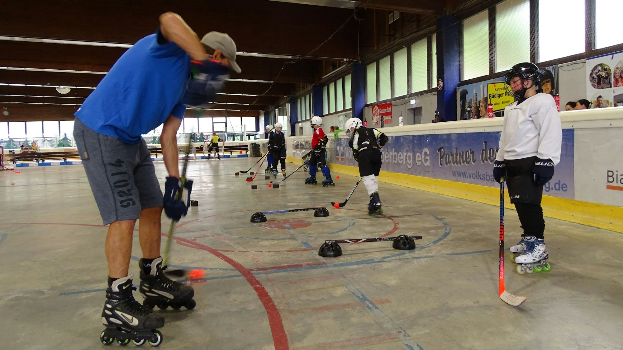 Das Foto zeigt das Sommertraining der Wiehl Penguins auf Inlinern