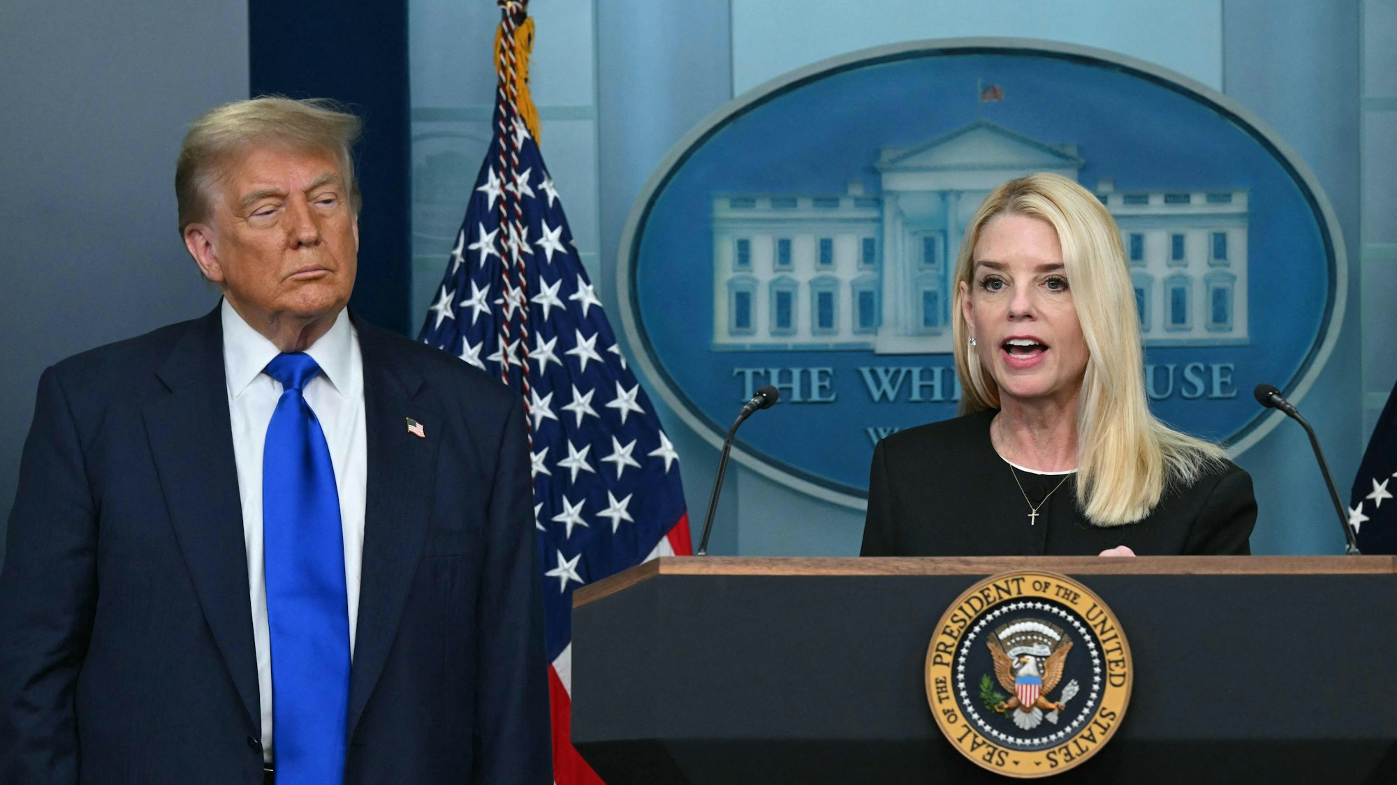 US-Justizministerin Pam Bondi und Präsident Donald Trump wird vorgeworfen, die Epstein-Akten entgegen vorherigen Ankündigungen unter Verschluss zu halten.
