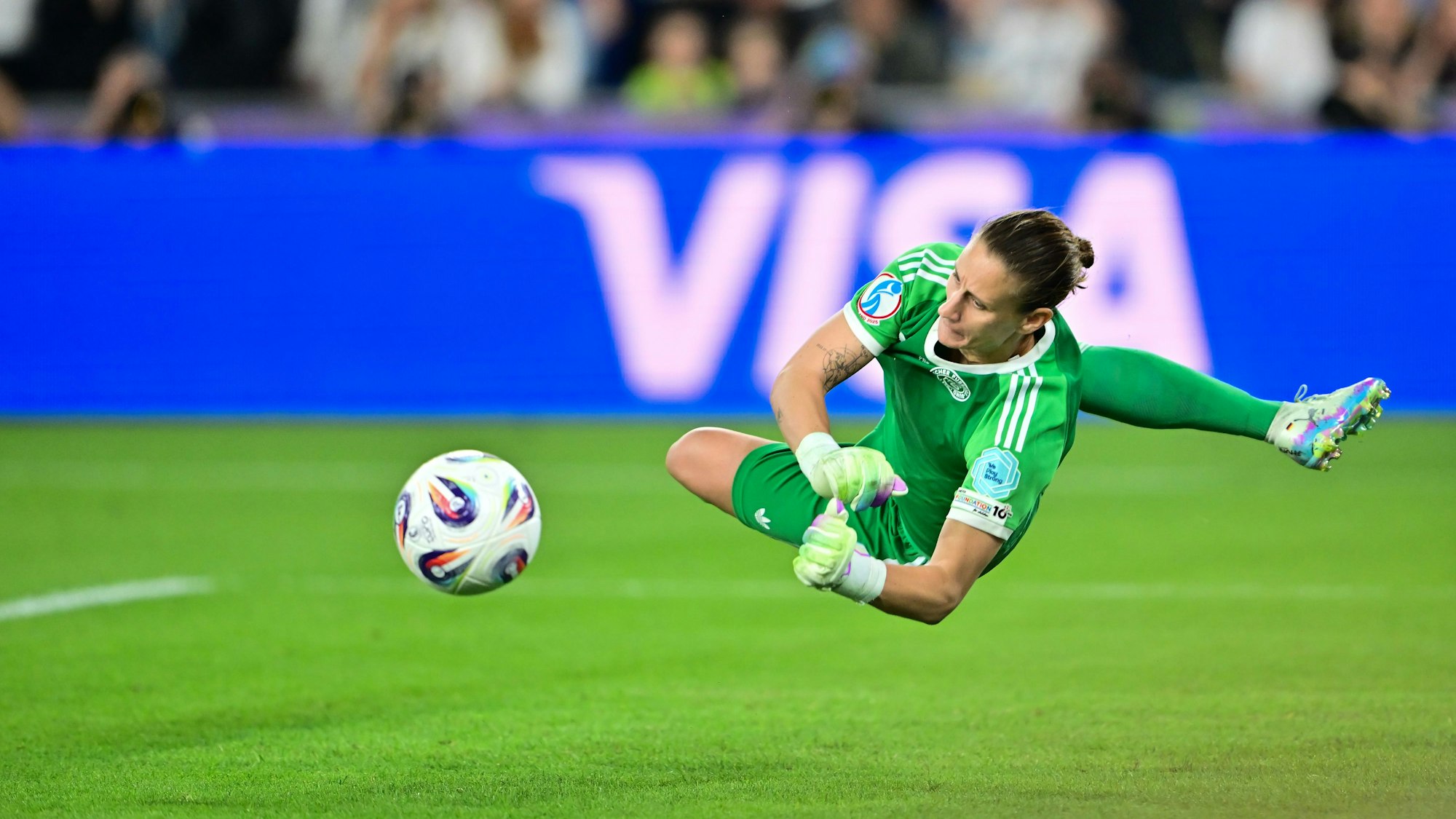 Deutschlands Torhüterin Ann-Katrin Berger hält einen Elfmeter.